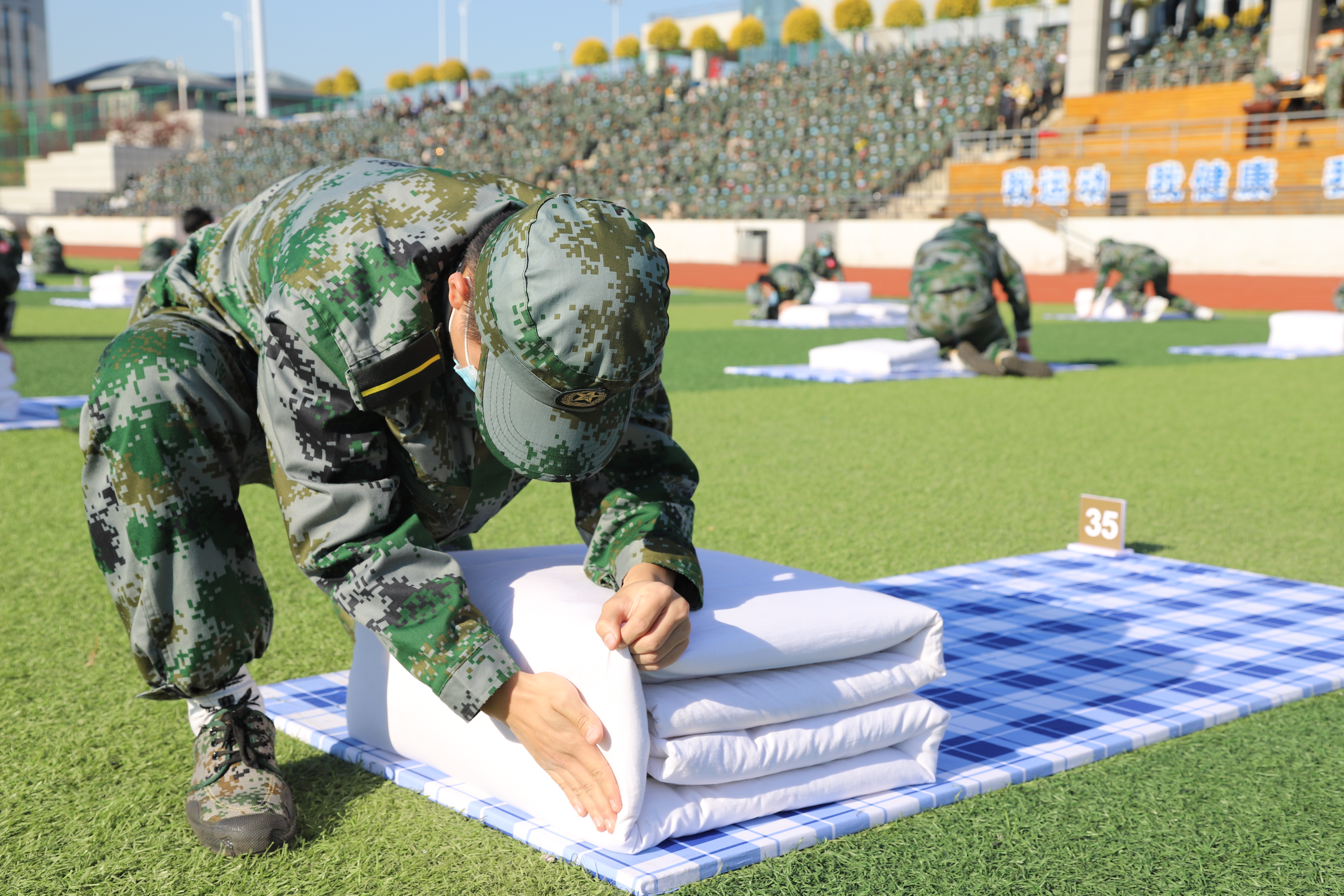 参赛选手正在认真整理军被