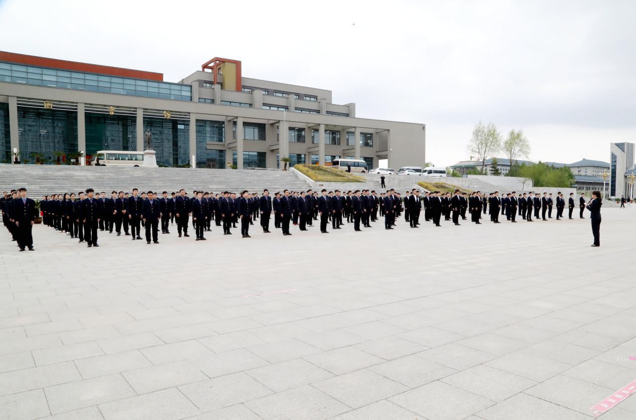 团员青年齐唱《光荣啊，中国共青团》