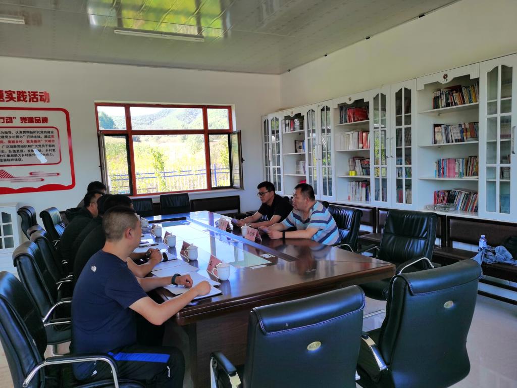 李原福一行在仲坪村调研