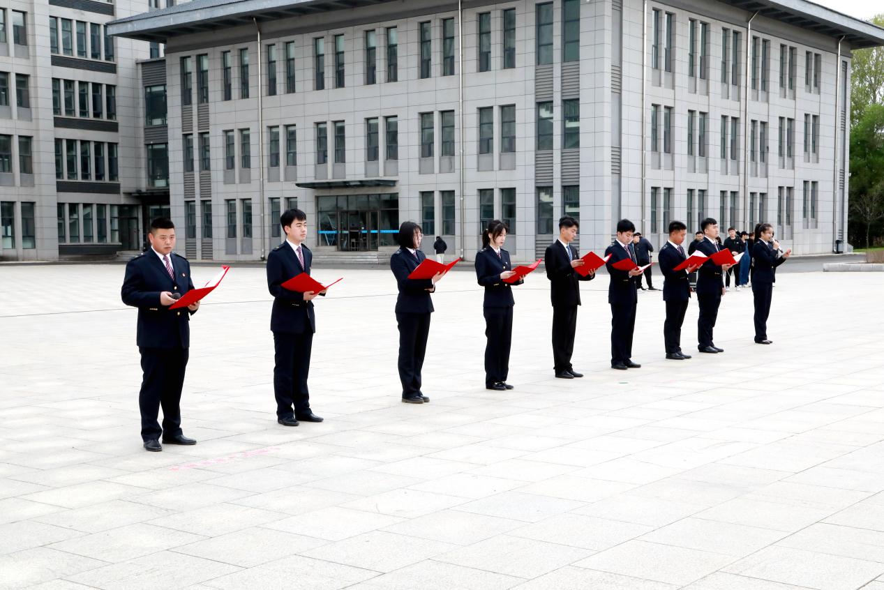 团员青年代表共同朗诵《青春》节选