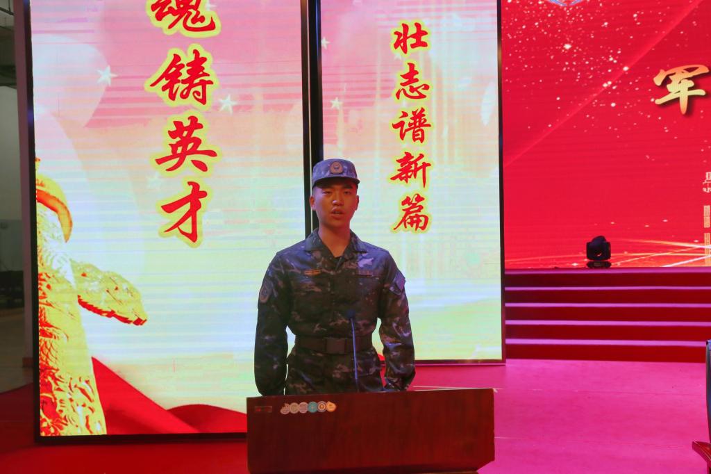 军训教官代表秦宇城发言