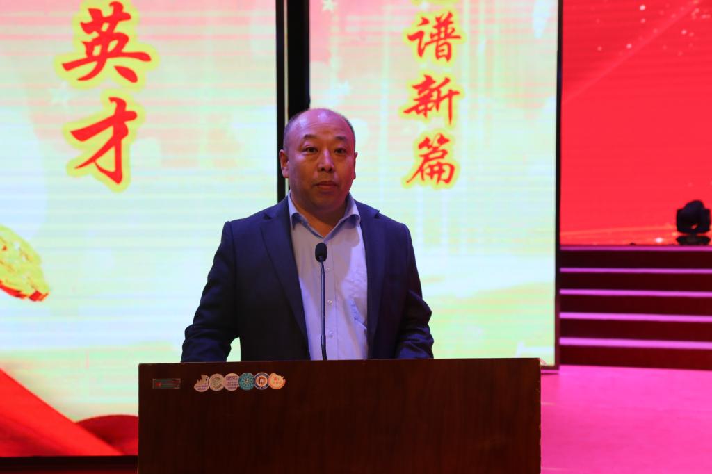 学生工作处处长马建华主持开营仪式