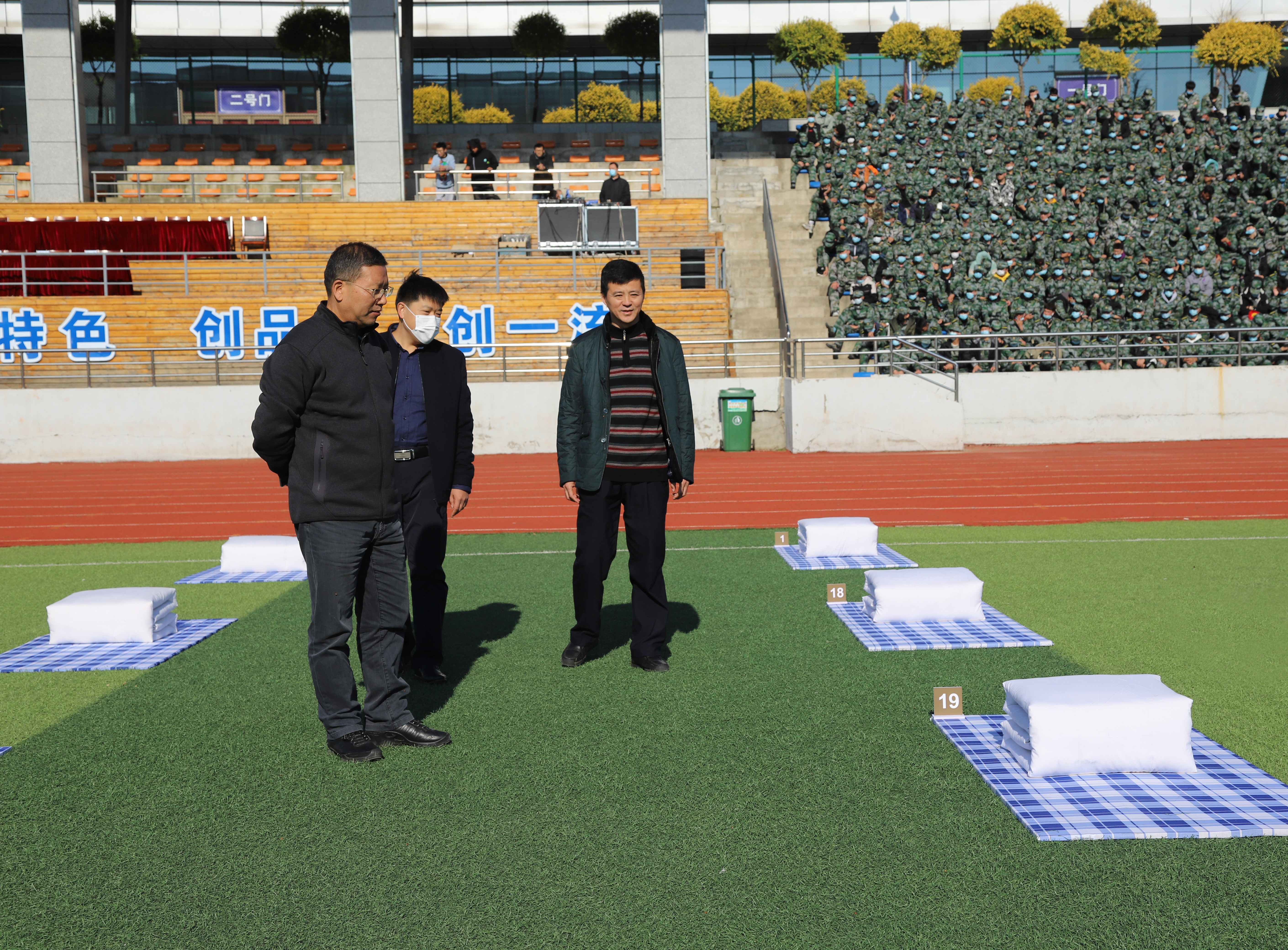 学校领导观看比赛成果