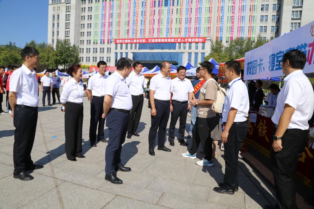 迎新现场校领导与学生和家长面对面交流